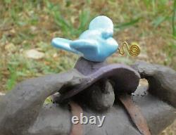 Sculpture céramique Femme assise à L'oiseau bleu Piece unique et signée