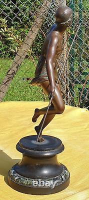 Sculpture en Bronze Art Déco Femme Semi-Nue lançant un javelot, signée Josselin