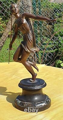 Sculpture en Bronze Art Déco Femme Semi-Nue lançant un javelot, signée Josselin