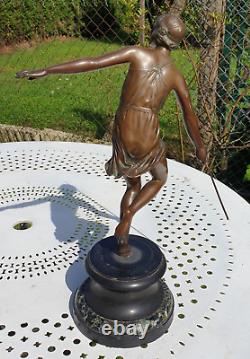 Sculpture en Bronze Art Déco Femme Semi-Nue lançant un javelot, signée Josselin