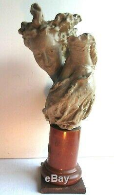 Statue, Sculpture en cire grise, Femme au sein nu sur socle colonne en bois