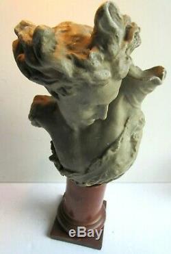 Statue, Sculpture en cire grise, Femme au sein nu sur socle colonne en bois