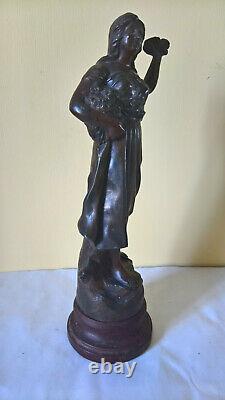 Statuette femme en régule XXème signée RUFFONY La bataille de fleurs, Art Déco