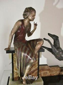 Superbe GRANDE STATUE SCULPTURE ART DÉCO Jeune femme et son chien 1925