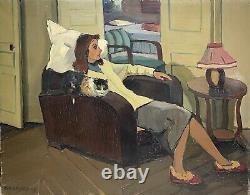 Une femme assise sur son fauteuil avec son chat années 50